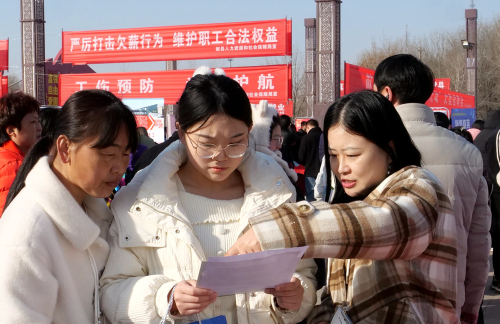 招聘企业工作人员在进行宣传。史明鉴摄