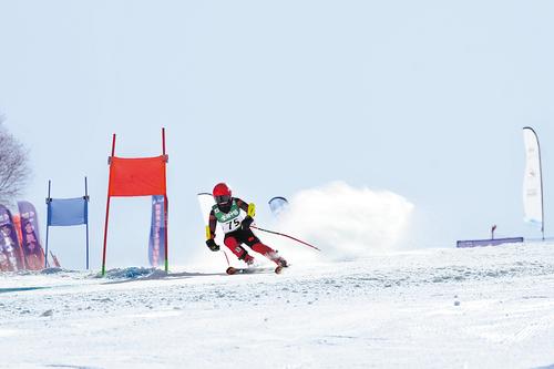 2月15日，参赛选手在第一届京张青少年高山滑雪争霸赛上。王科峰摄