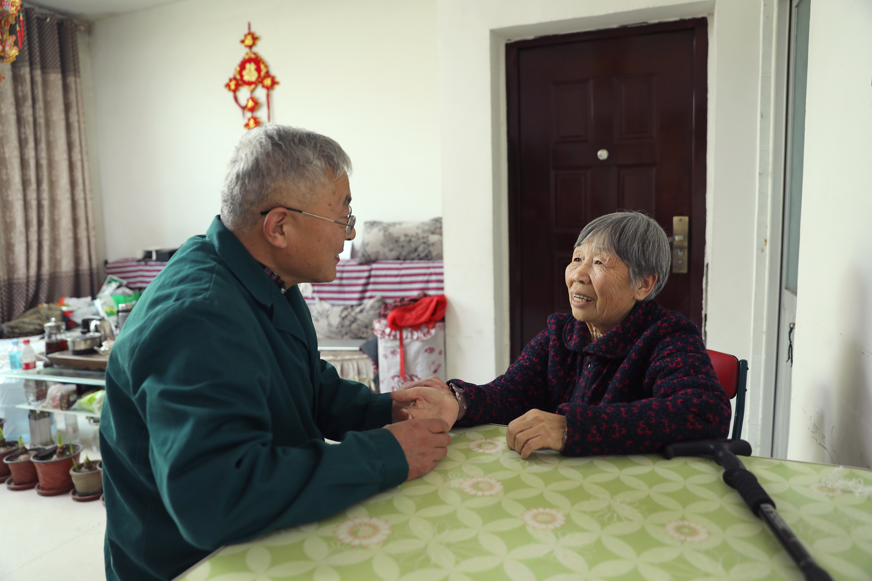 2月25日,中医师在北奇村入户为行动不便的村民巡诊。王杜超摄