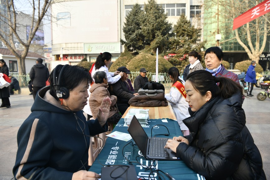 愛心企業為群眾開展聽力健康體檢。梁玉水攝