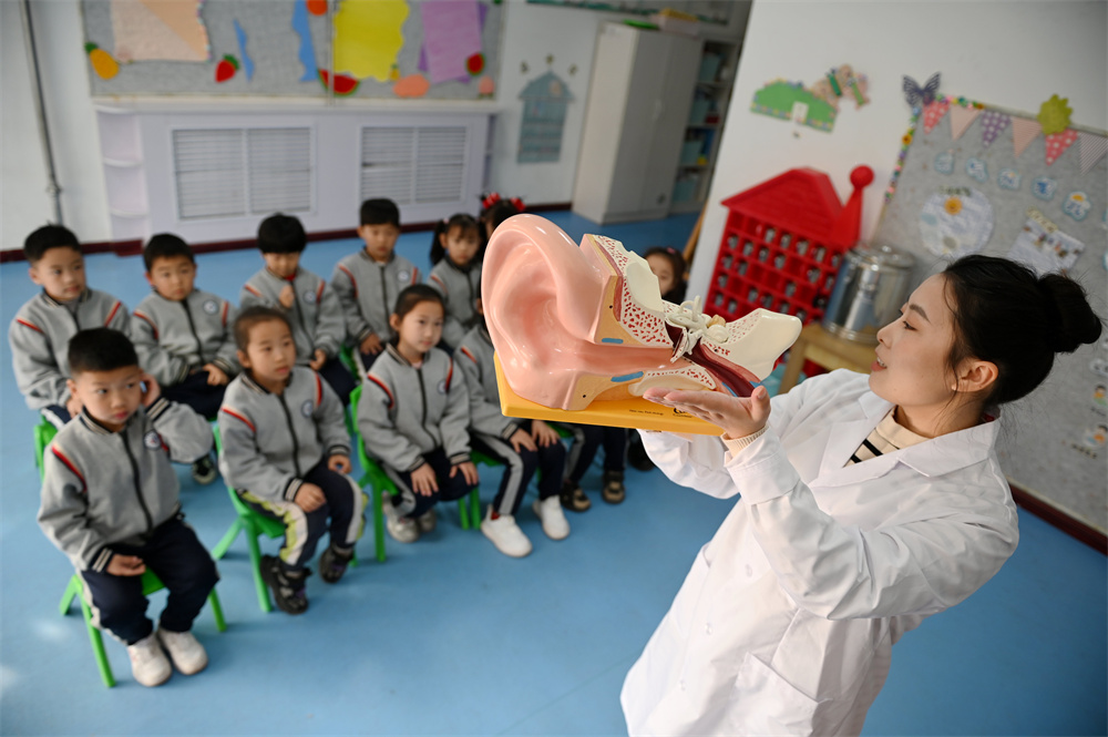2月28日，河北省邯郸市复兴区第一幼儿园的幼儿保健员在为小朋友们讲解耳朵的结构和功能。周绍宗摄