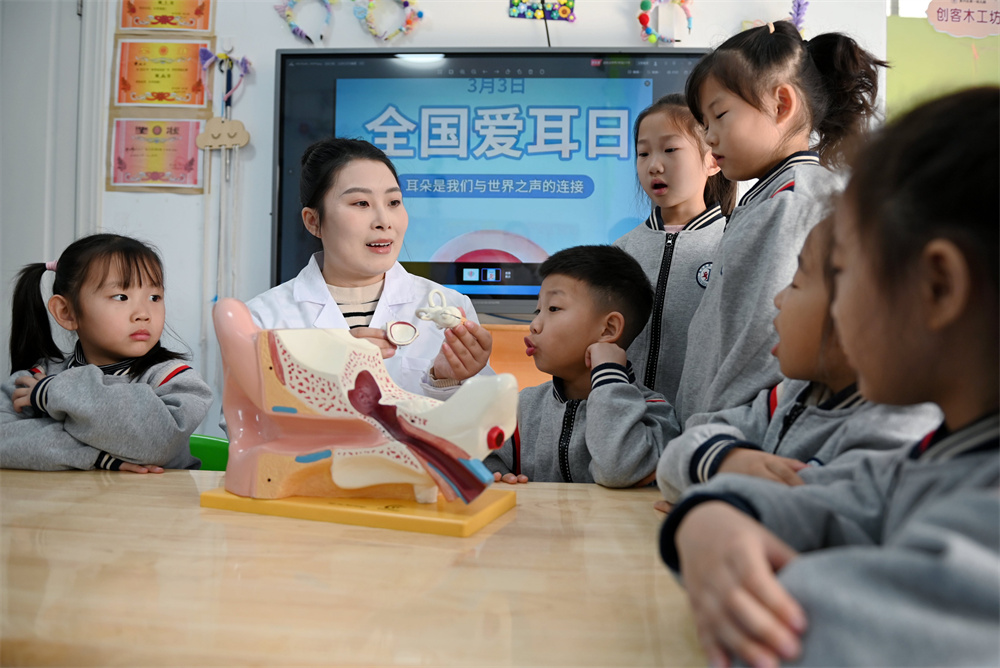 2月28日，河北省邯郸市复兴区第一幼儿园的幼儿保健员在为小朋友们讲解耳朵的结构和功能。周绍宗摄 
