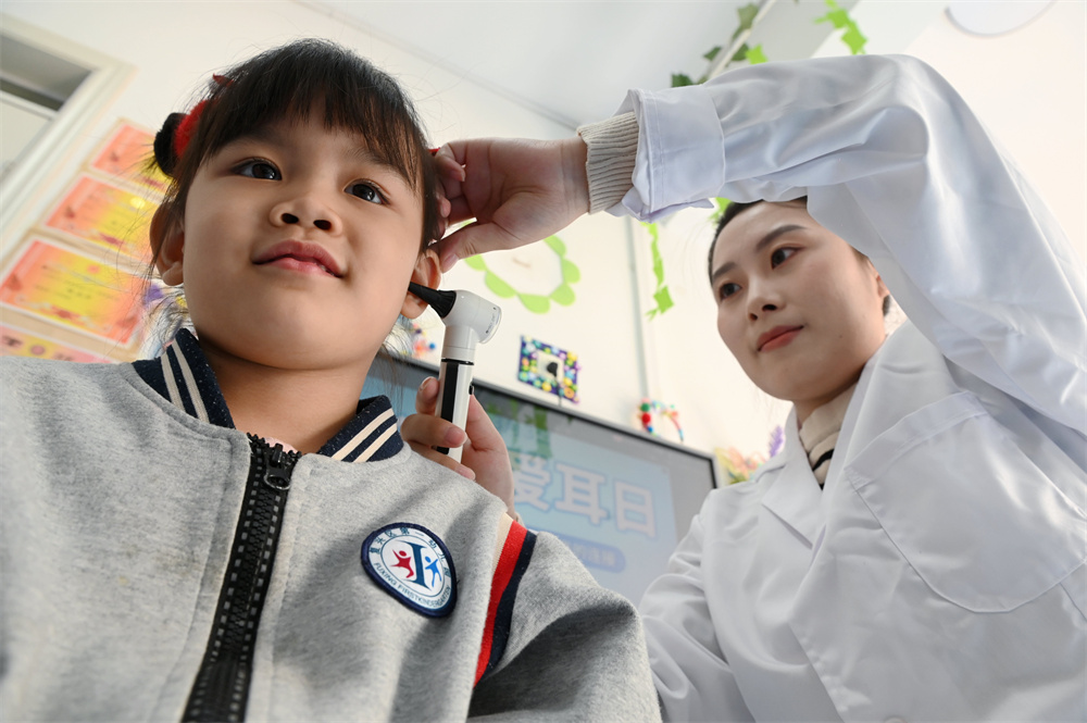 2月28日，河北省邯鄲市復興區第一幼兒園的幼兒保健員在給小朋友檢查耳道。周紹宗攝