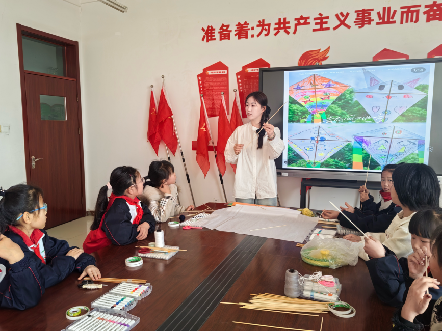 老师讲解风筝制作方法。齐园园摄