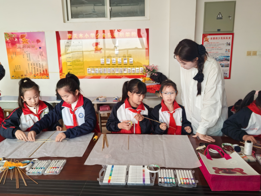 学生拼接风筝骨架。齐园园摄