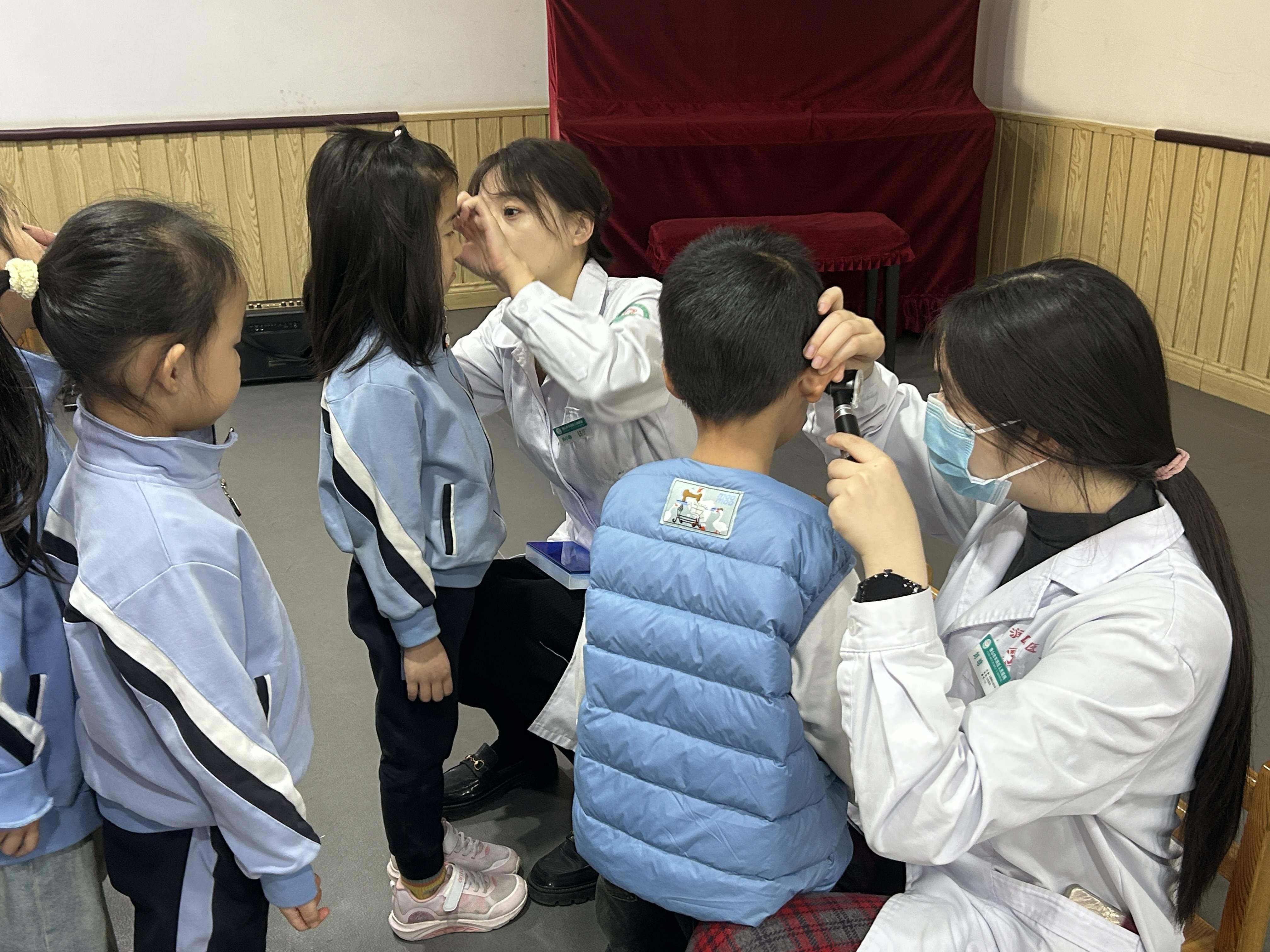 在贝林幼儿园活动现场，丰润区人民医院耳鼻喉科医生在对儿童实施耳道健康筛查。国海涛摄