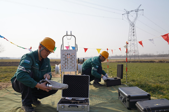 國網河北超高壓公司正在利用無人機搭載X射線探傷機器人開展帶電檢測作業。米家奇攝