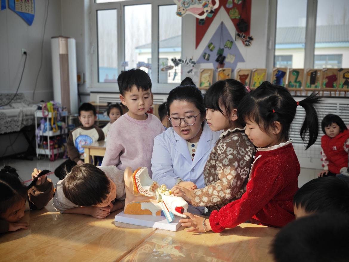 醫護人員為唐坊鎮中心幼兒園的小朋友科普愛耳護耳知識。張杰攝