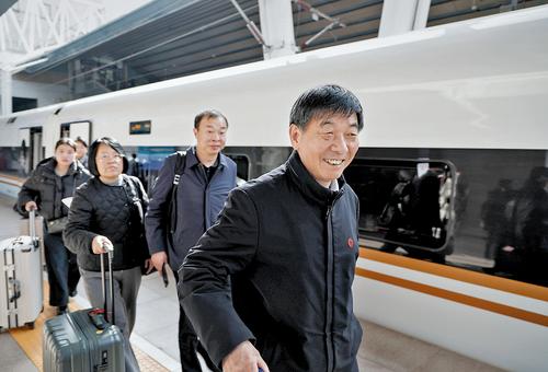 3月3日上午，出席十四届全国人大三次会议的我省全国人大代表抵京。本报记者 赵海江摄