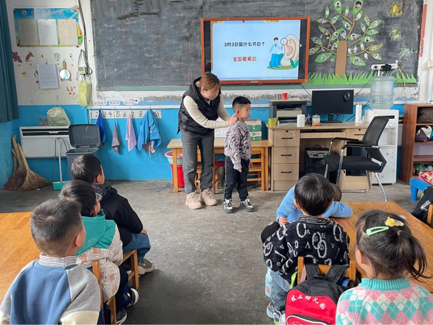 罗庄镇坡上幼儿园现场讲解。唐县县委宣传部供图