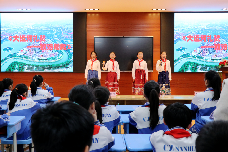 学生们朗诵《大运河礼赞——致沧州段》。王杰摄