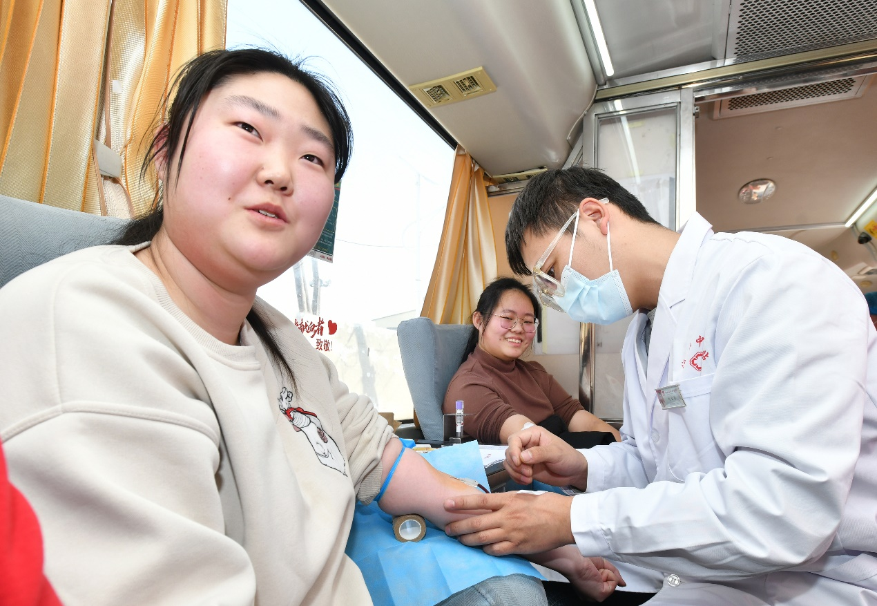 3月4日，村民在采血车上献血。苑立伟摄
