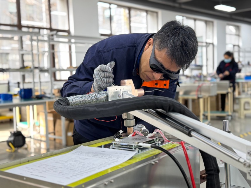 激光焊接机。刘奥文摄