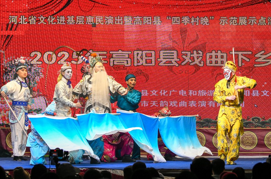 北方昆曲剧院走进河西村“寻根”义演现场。范宝全摄