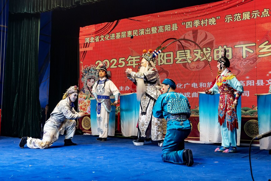 北方昆曲剧院走进河西村“寻根”义演现场。范宝全摄