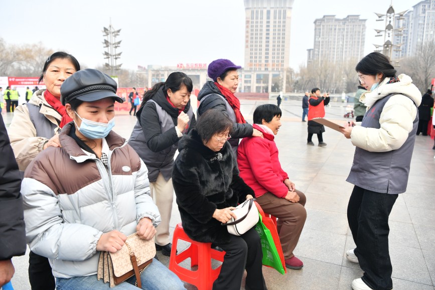 志願服務公益攤位上志願者正在為市民進行按摩體驗。張澤慧攝