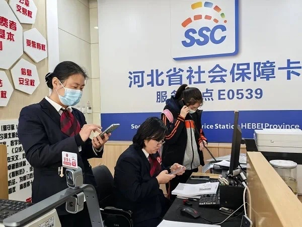 工行邢台守敬支行为临近学校学生提供“工行驿站”便民服务。宫轩供图