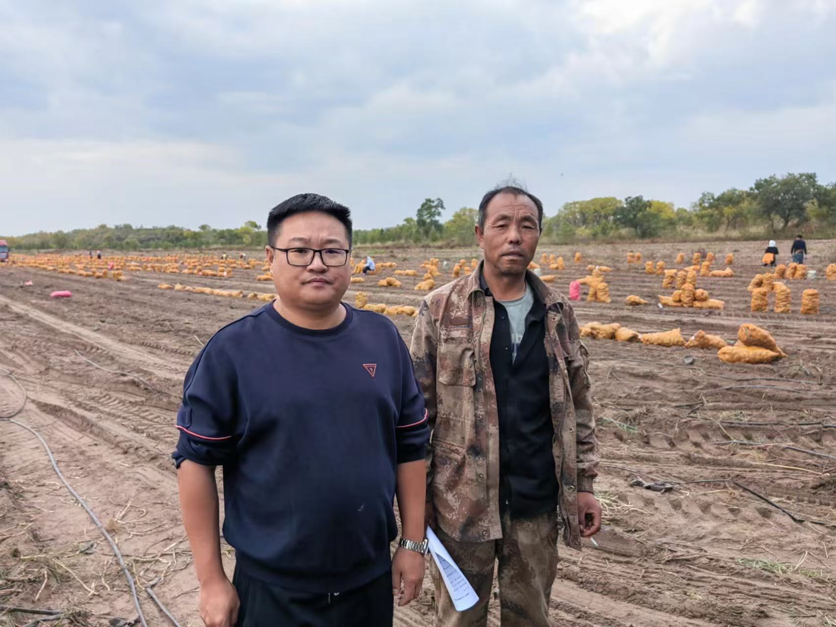 中国银行围场支行员工向马铃薯种植农户宣讲贷款产品。王利民摄