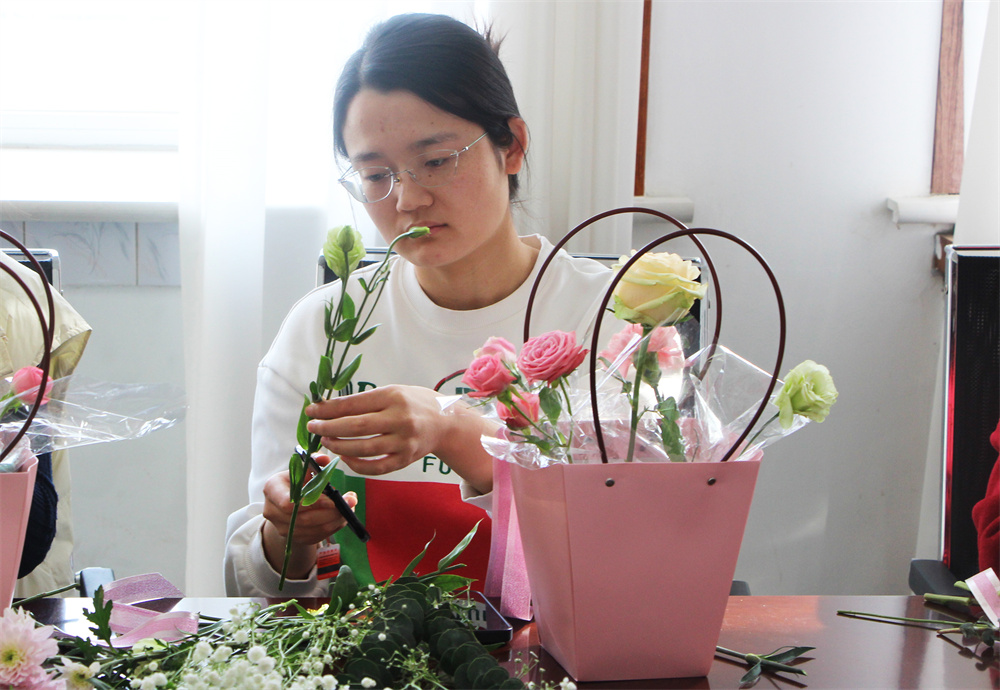 女职工插花现场。杨瀰摄