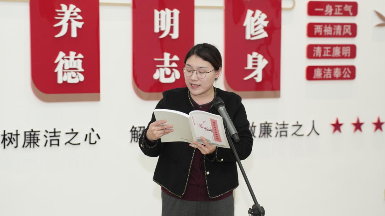 任丘市妇联党组成员、副主席张瑞娟分享红色家风故事。郑姣摄