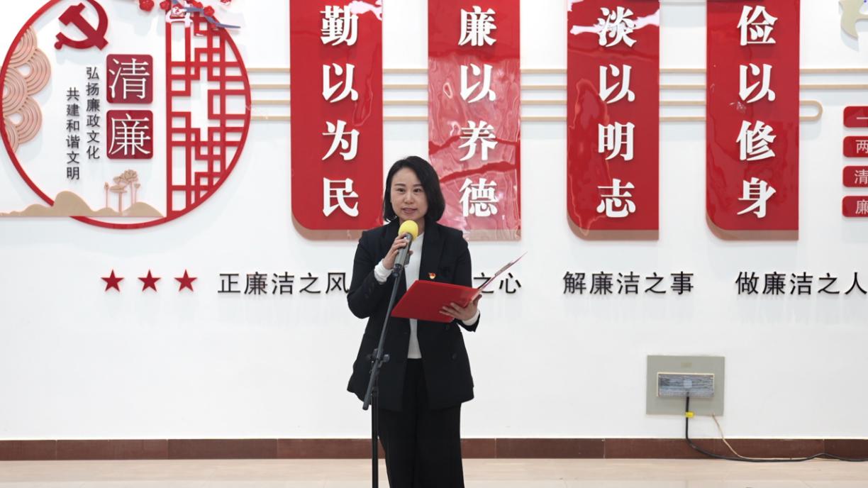 任丘市纪委监委宣传部部长刘世超朗诵《一封给纪检监察干部的家书》。郑姣摄