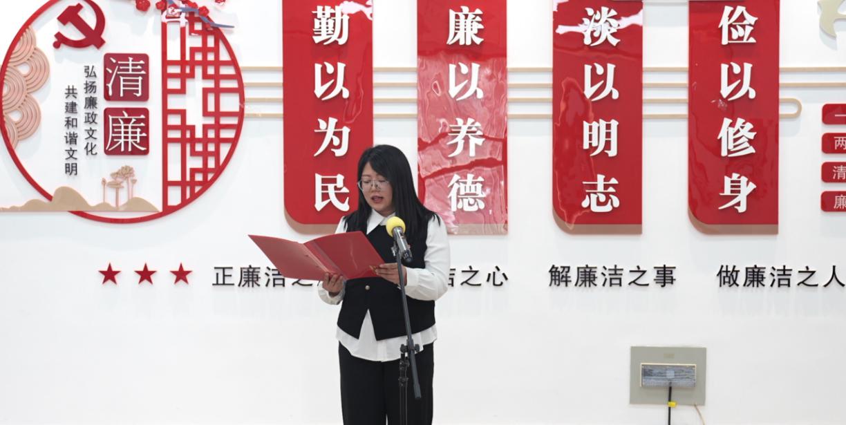 任丘市渤海路街道党工委委员、纪工委书记、监察组长分享红色家风故事。郑姣摄