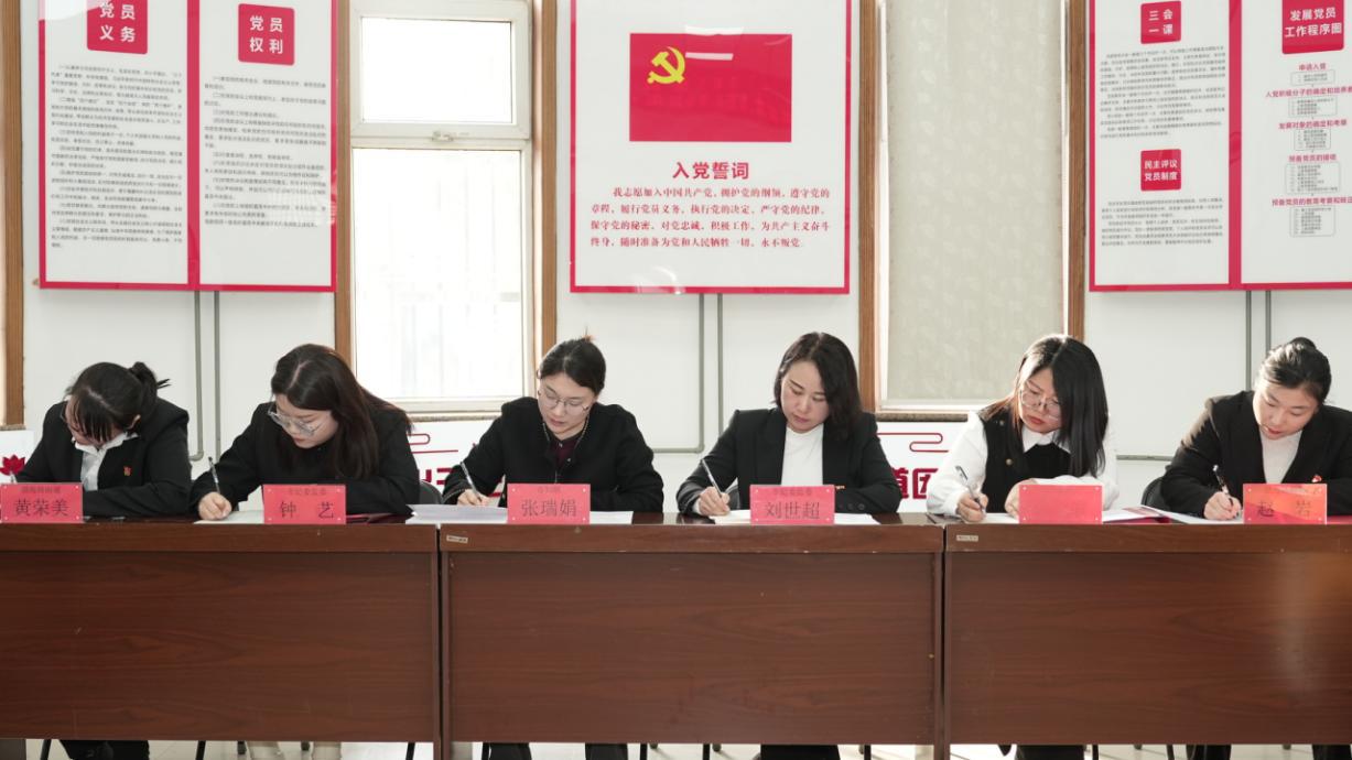 参加活动人员撰写廉洁家书。钟艺摄