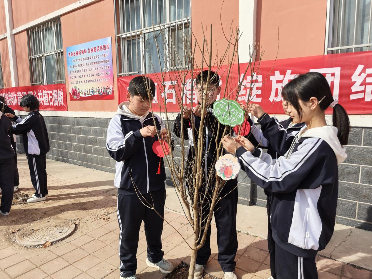 同学们挂上护树标识牌和心愿签。白瑞雪摄