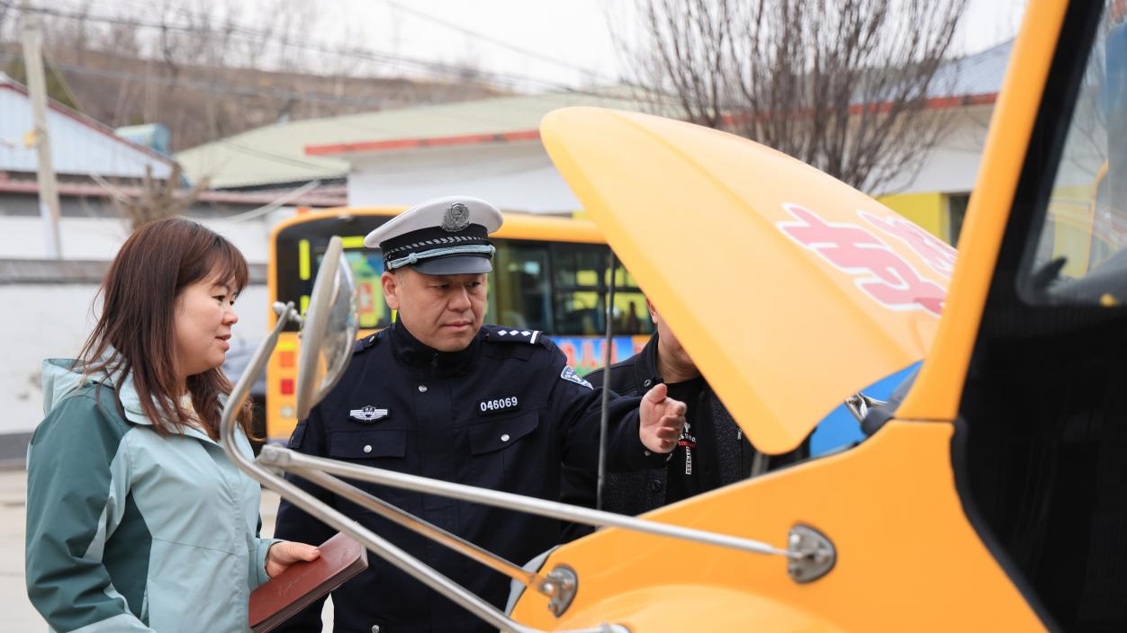 易县公安交警对校车进行安全检查。 杨增红摄