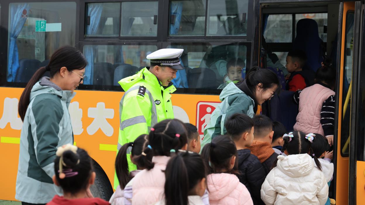 交通安全“微课堂”上，易县公安宣教民警与师生互动。杨增红摄
