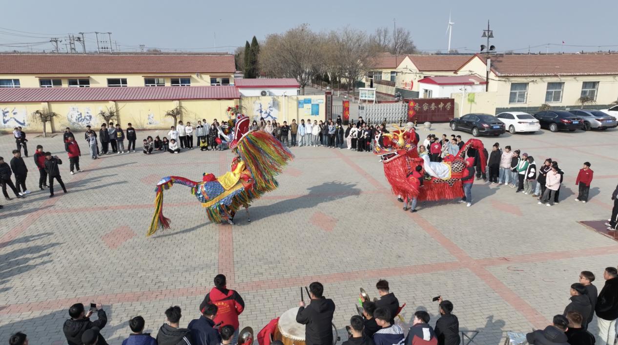 黄骅市齐家务中学开展麒麟舞表演。赵俊杰摄