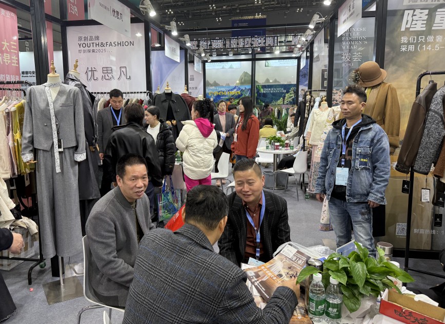 3月11日,沧州企业在服博会上与客户洽谈。于丽欣摄