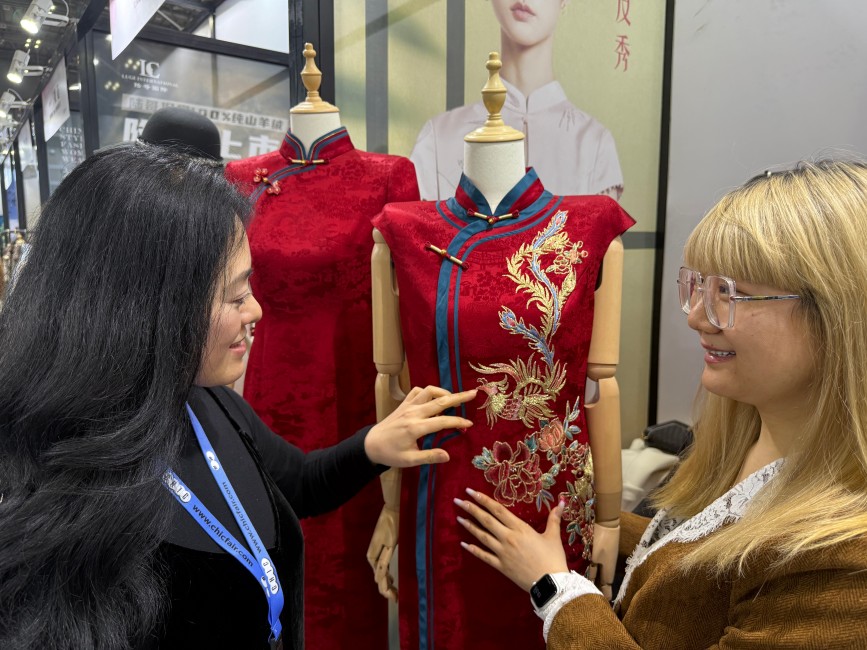 3月11日，客户在服博会沧州展厅选购服装。于丽欣摄