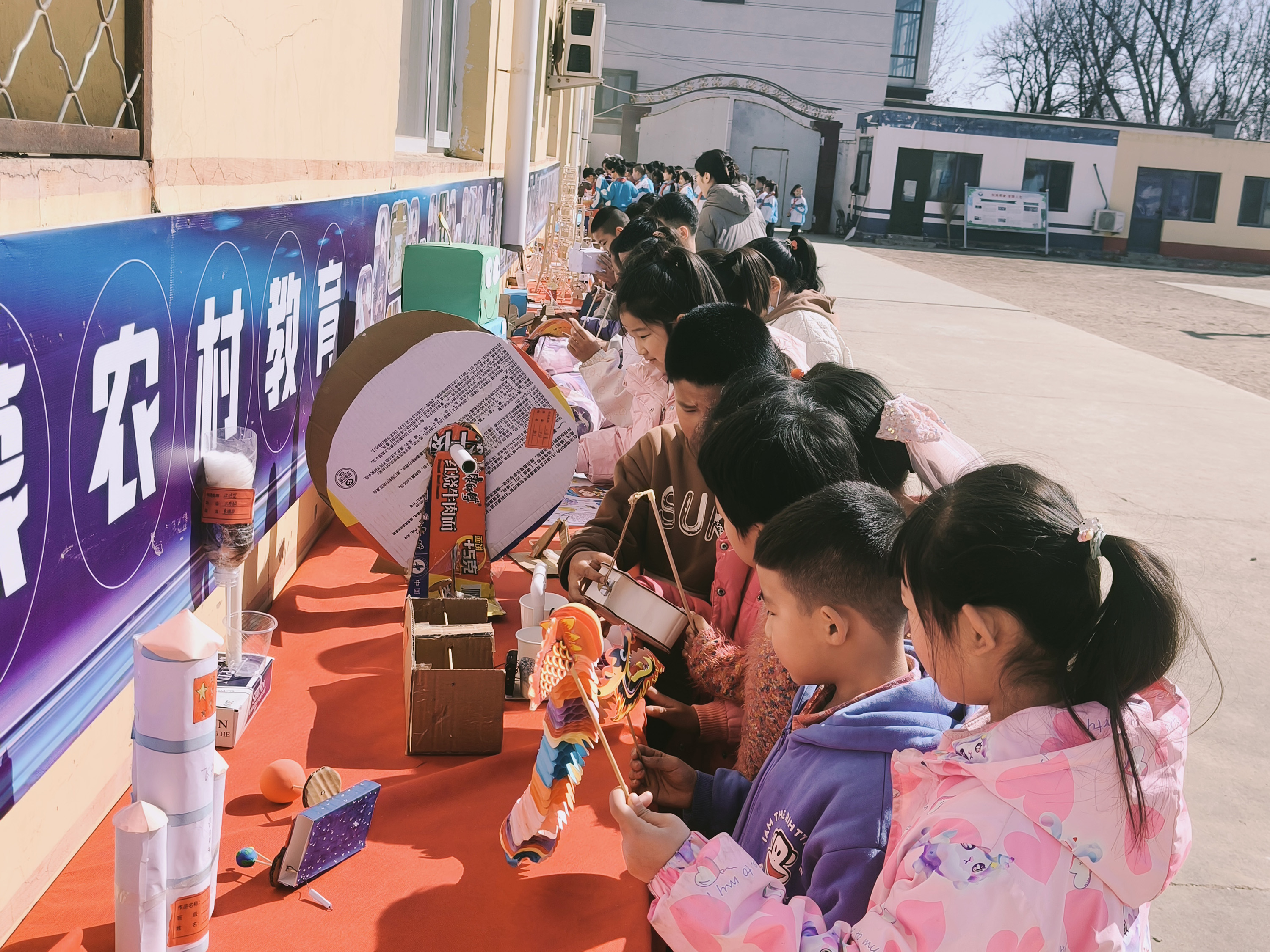 3月6日，河北省高碑店市辛桥镇小青冢小学举办第二届科普节，吸引全校师生热情参与。王娟摄