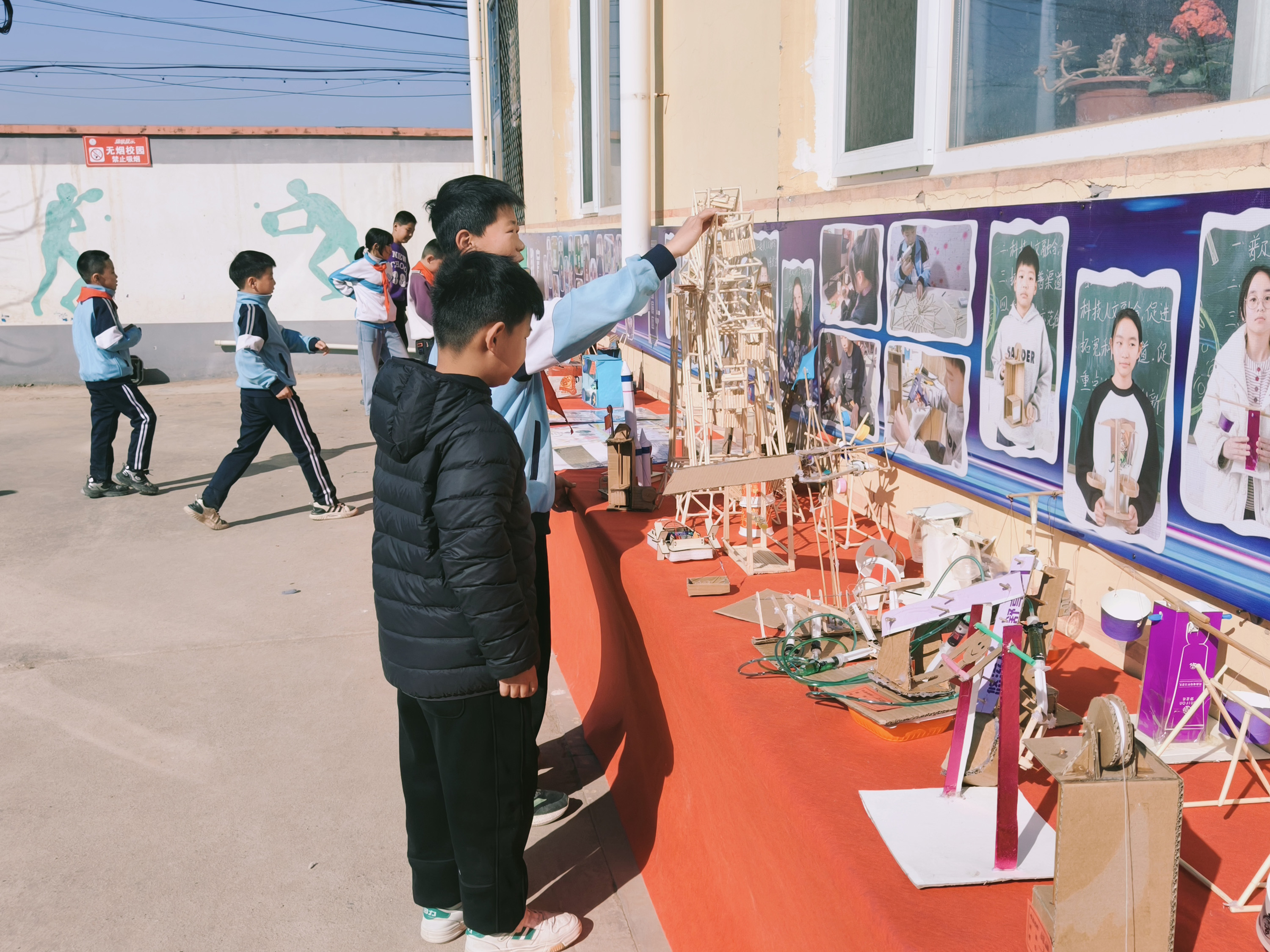 3月6日，河北省高碑店市辛桥镇小青冢小学举办第二届科普节，吸引全校师生热情参与。王娟摄