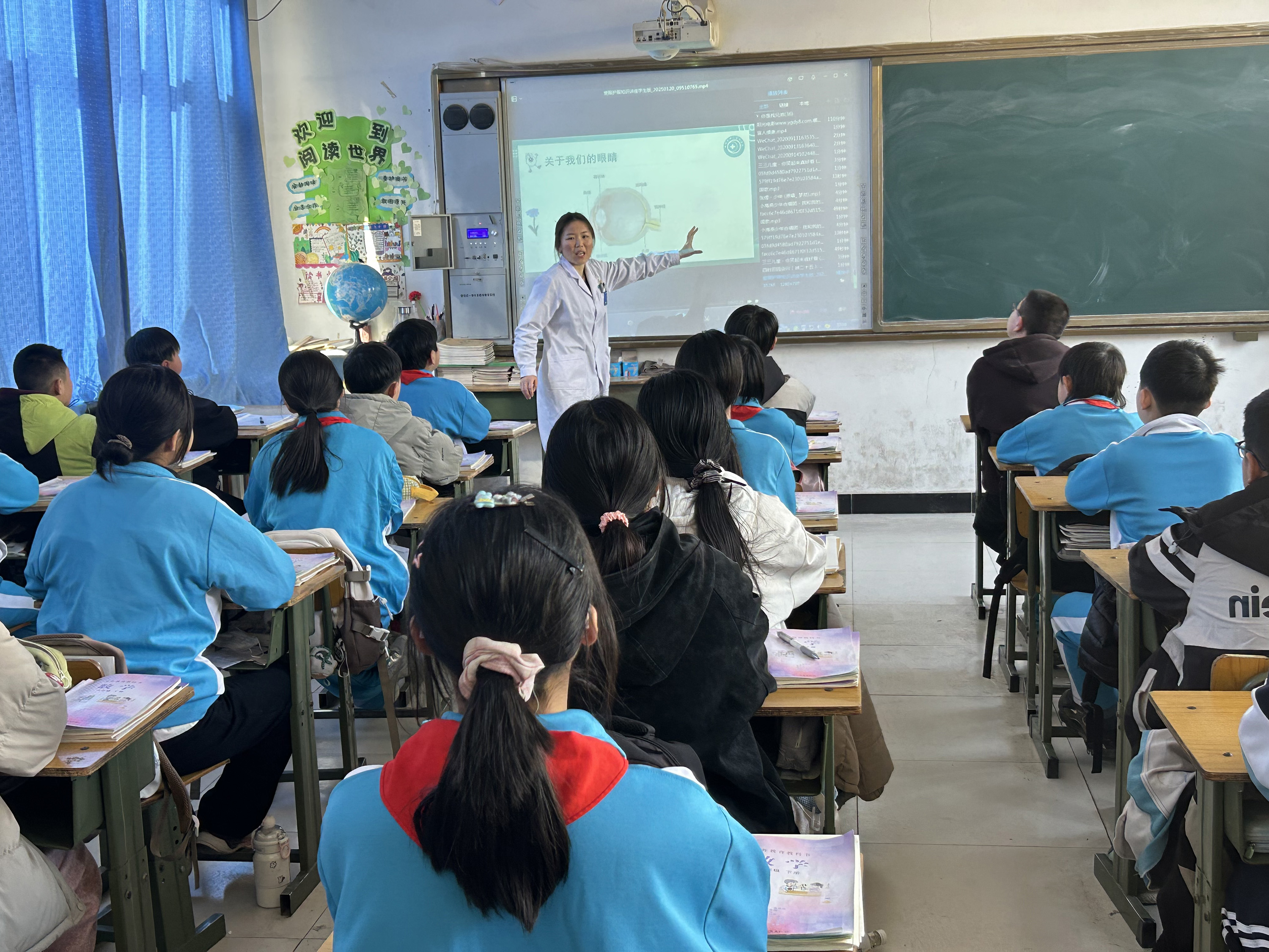 3月6日，河北省高碑店市辛桥镇小青冢小学举办第二届科普节，老师为学生开展科普知识讲座。王娟摄
