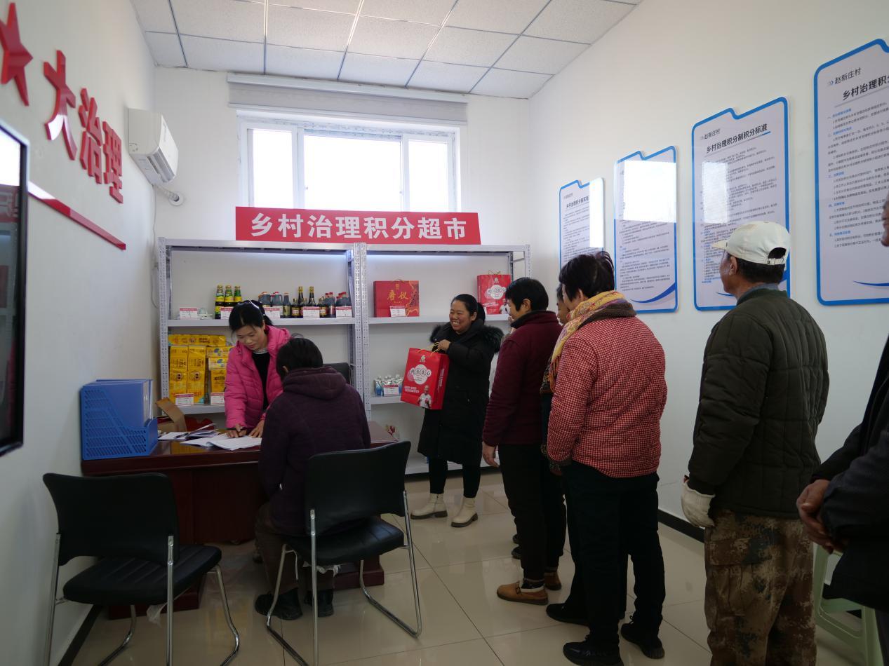 唐山市丰南区南孙庄镇赵新庄村村民在村“积分超市”兑换生活物品。崔光摄