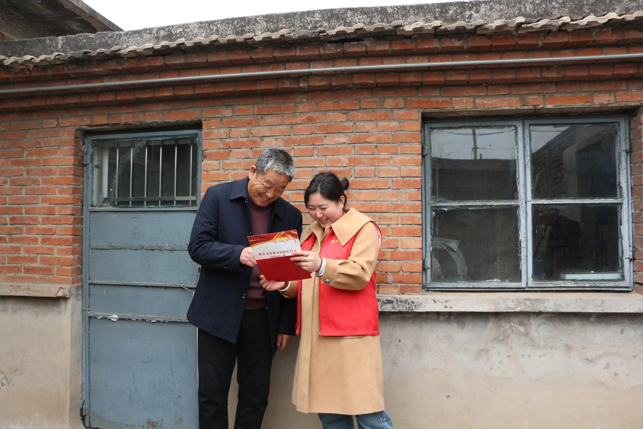 唐山市丰南区胥各庄镇蛮子坨村村委会工作人员在入户为村民介绍积分制积分办法。张梓瑶摄
