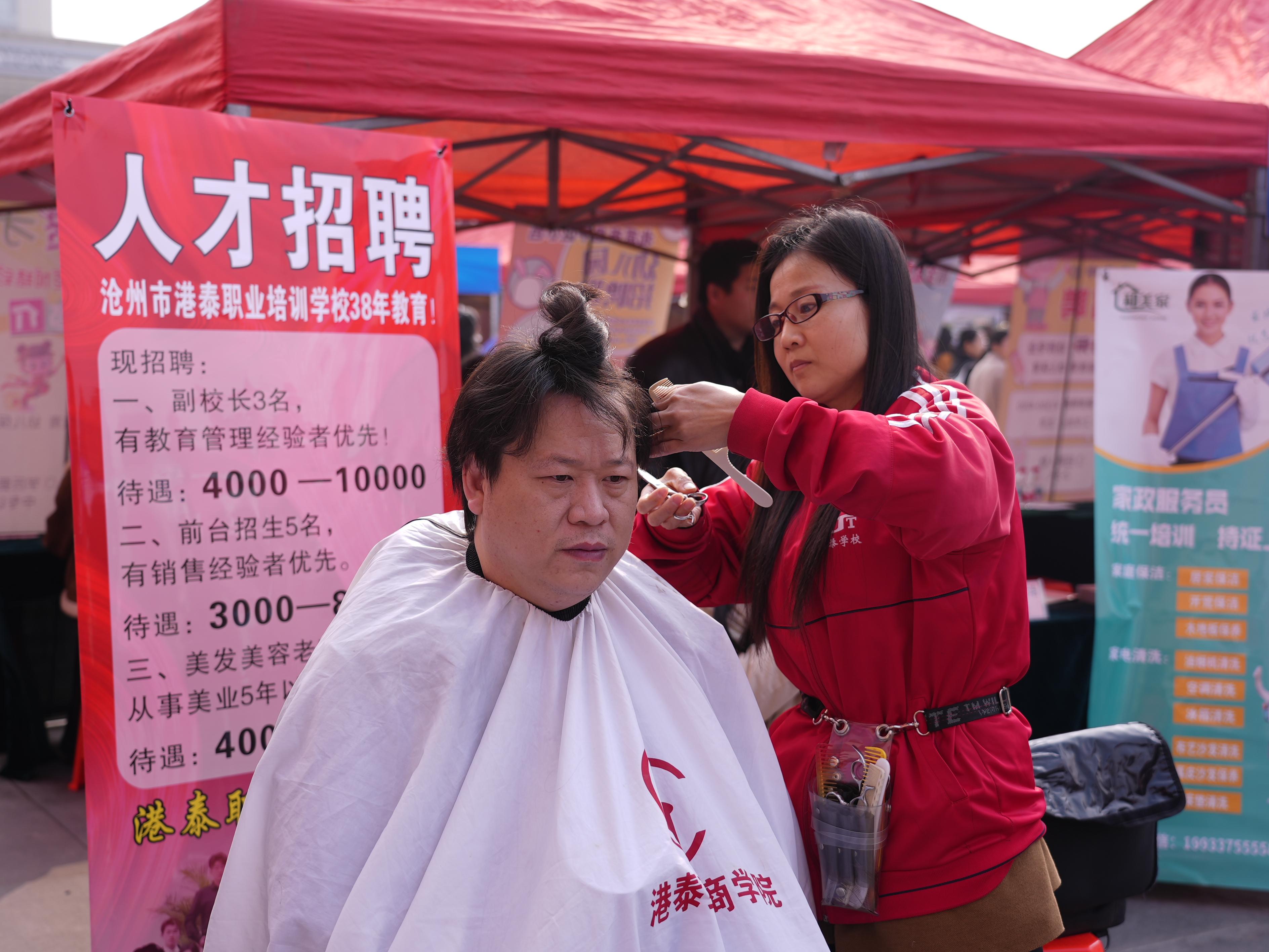 招聘会现场开展技能培训。马鑫宇摄