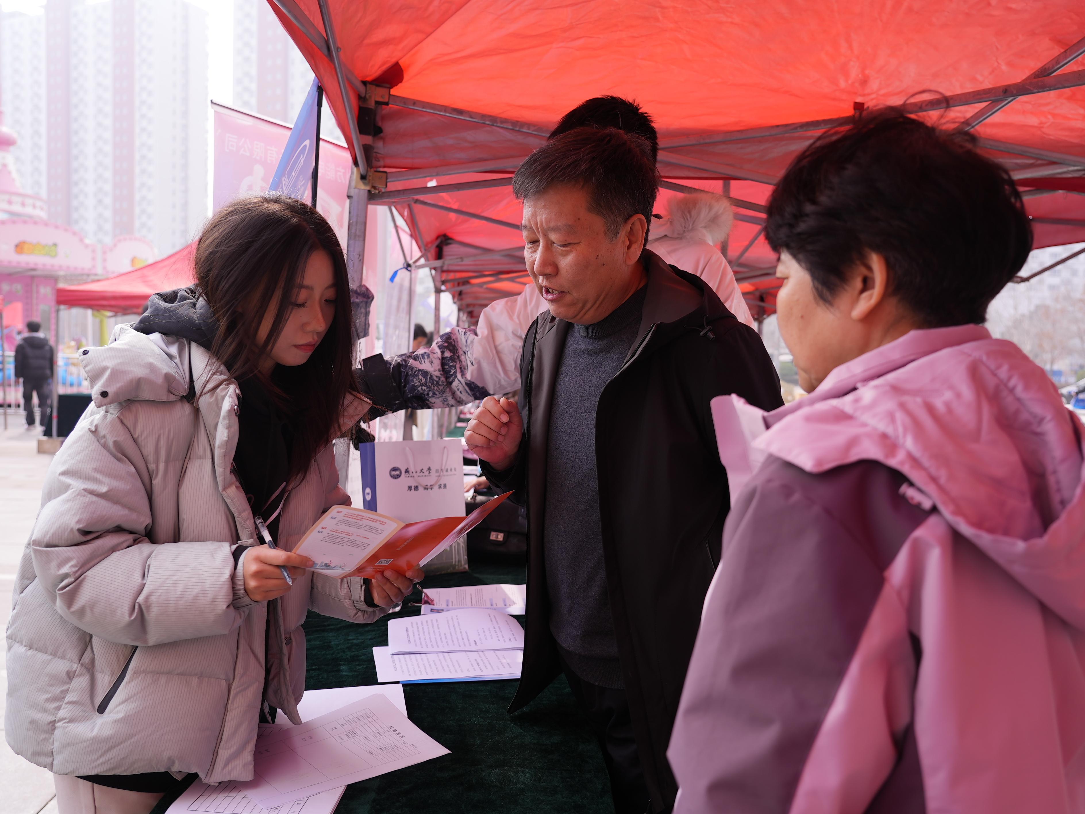 工作人员为求职者解疑答惑。马鑫宇摄