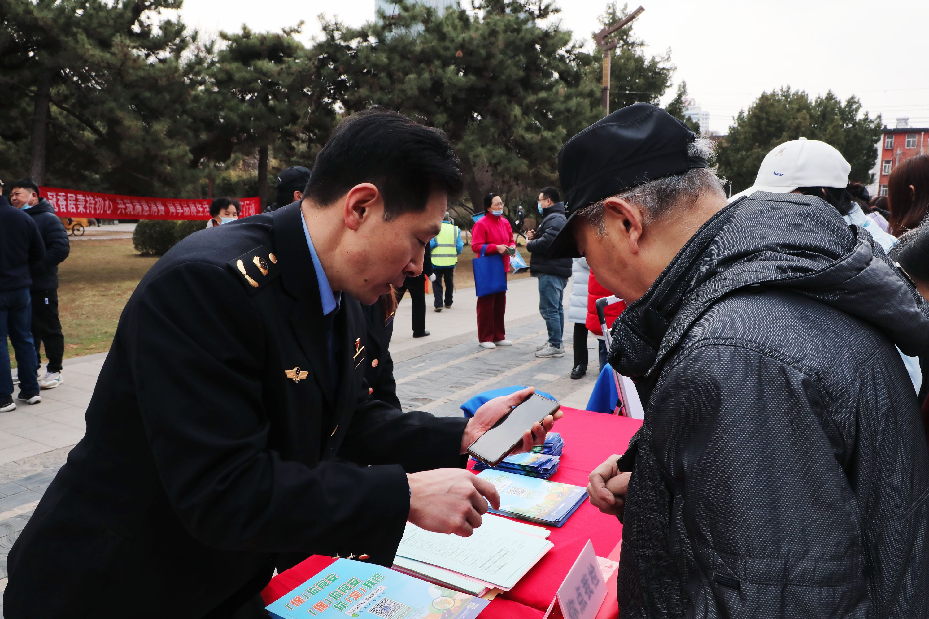 3月15日，工作人员指导市民进行线上投票。王颖摄