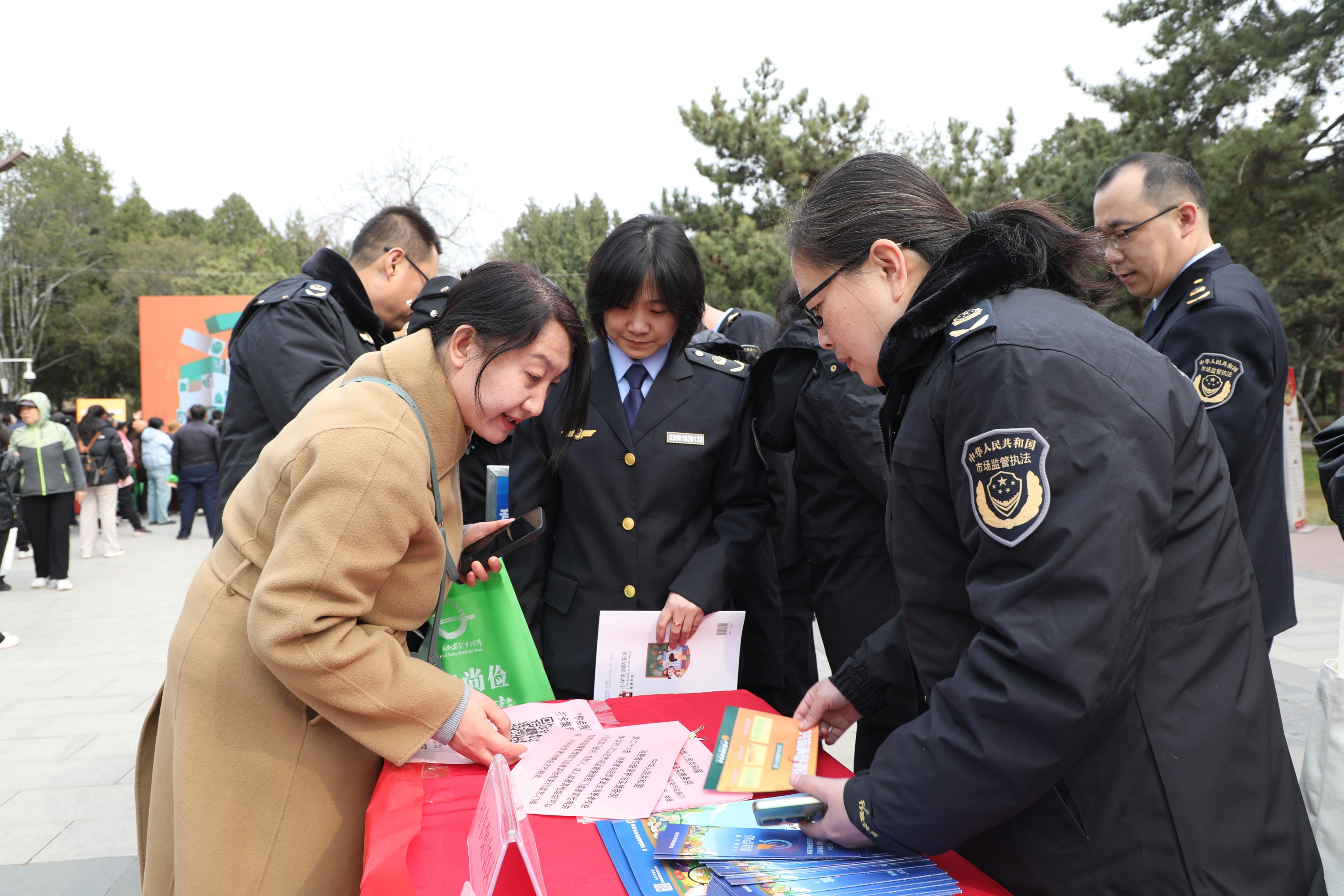 3月15日，市民进行法律条例朗读。王颖摄