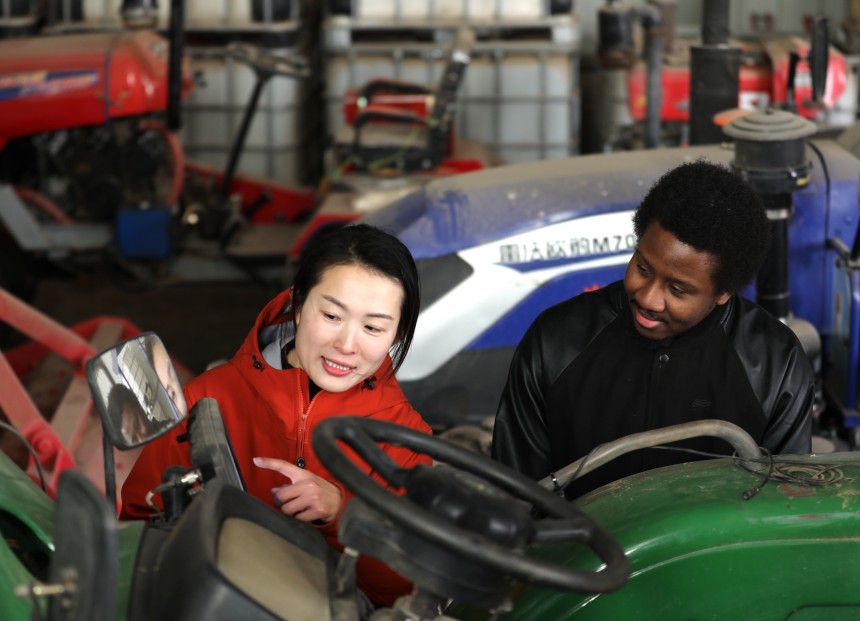 3月14日，张宸向外国留学生介绍北斗卫星定位系统。田博摄