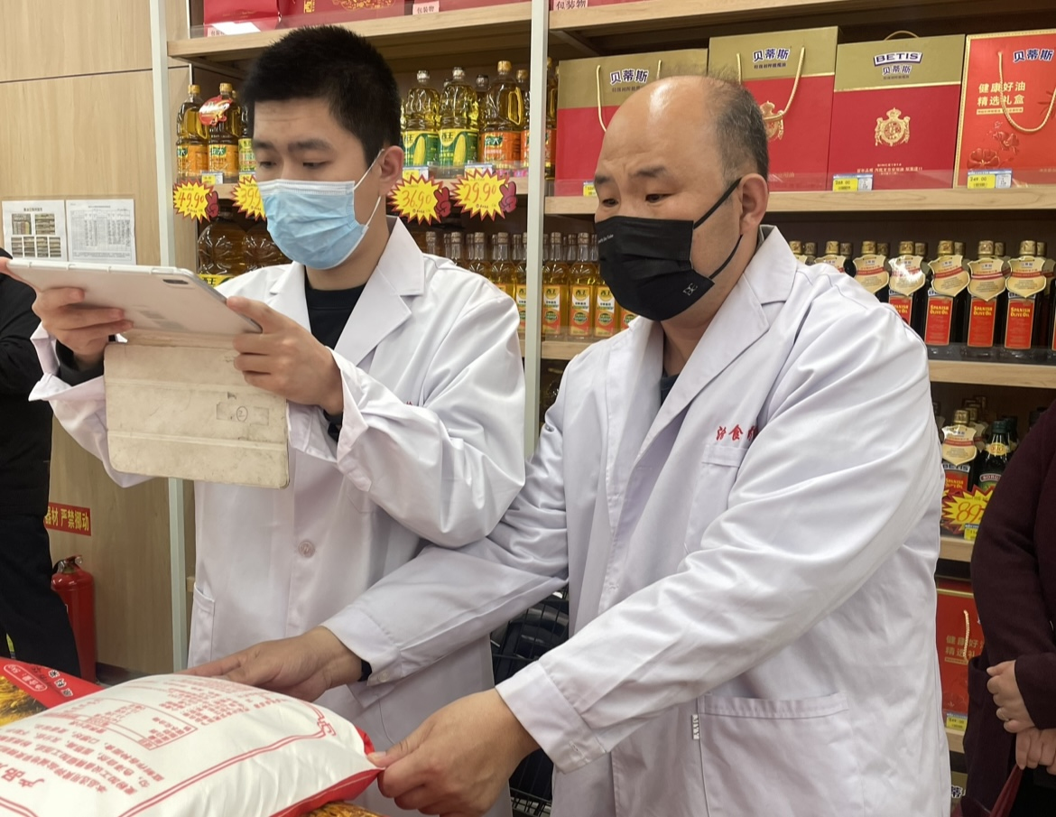 工作人员选取样品。张倩摄