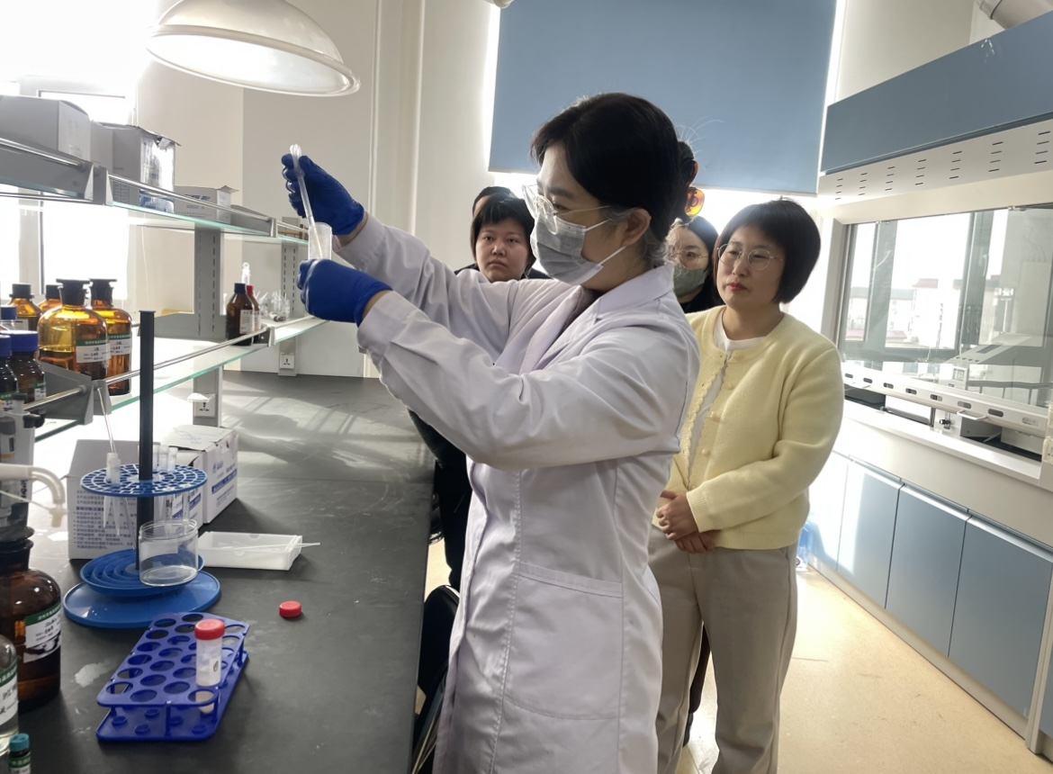 人大代表、政协委员、市民代表全程观看检测过程。张倩摄