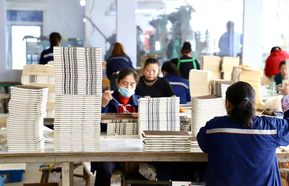 一本线装书经过18道工序才能完成。陈雷摄