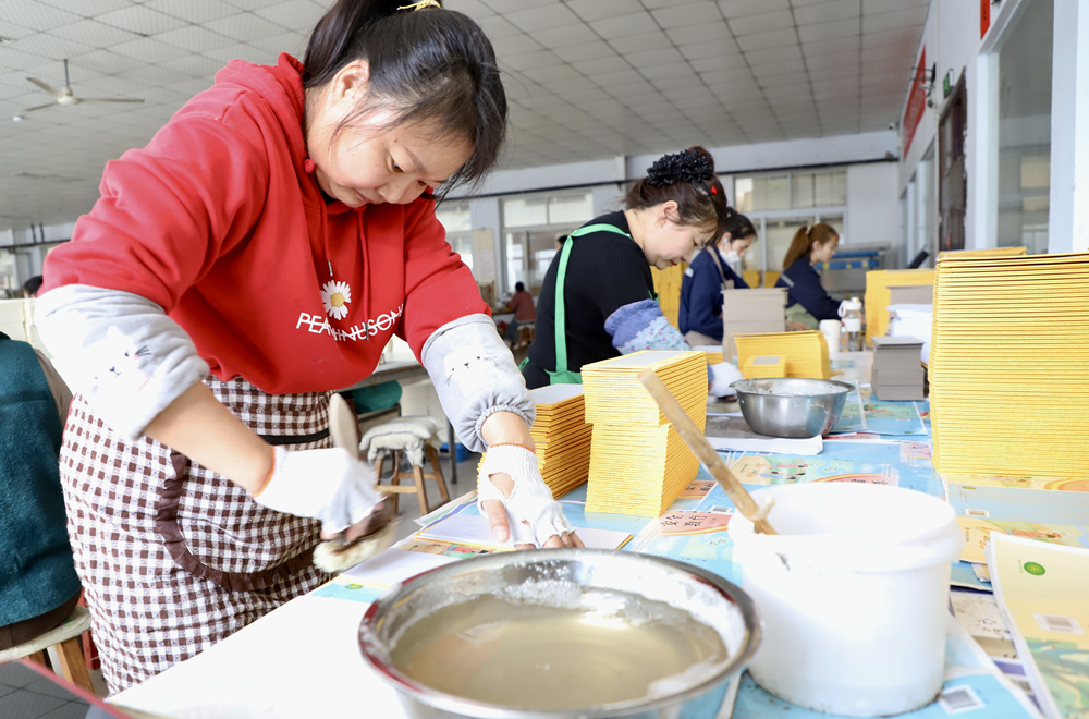 工人正在进行线装书糊函套作业。陈雷摄