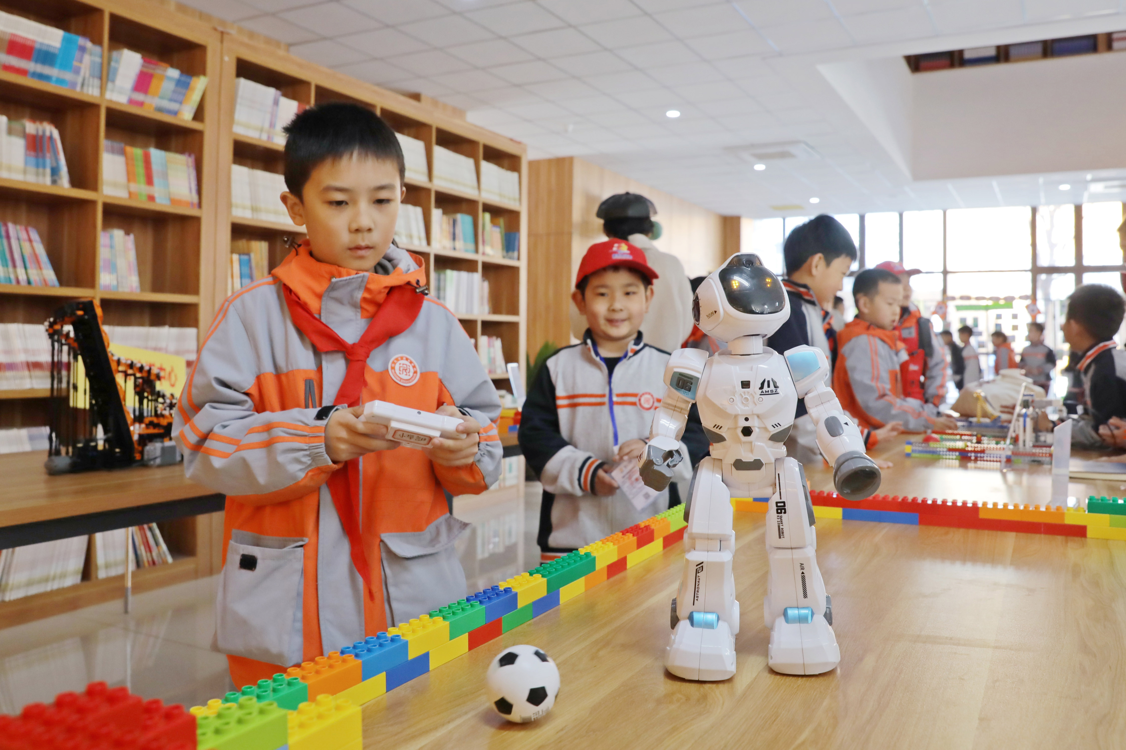 学生操控机器人踢球。魏宇彤摄