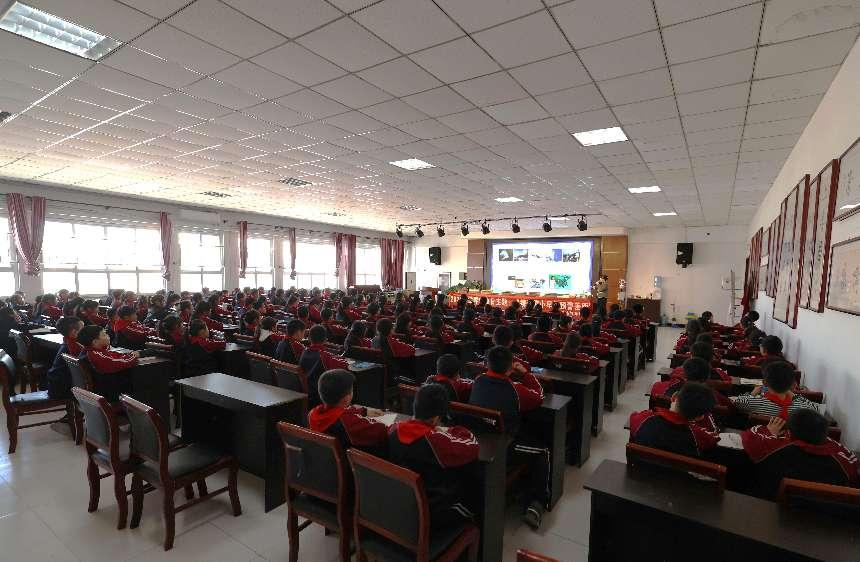 河北省任丘市实验小学世界气象日主题科普活动现场。黄杉杉摄