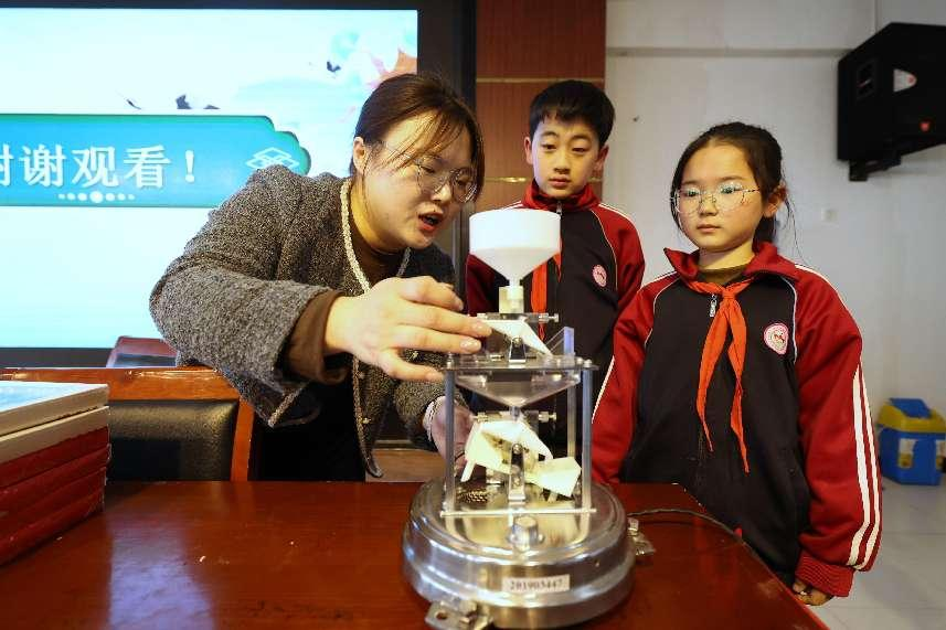 活动中，气象局工作人员为学生讲解气象设备工作原理。黄杉杉摄
